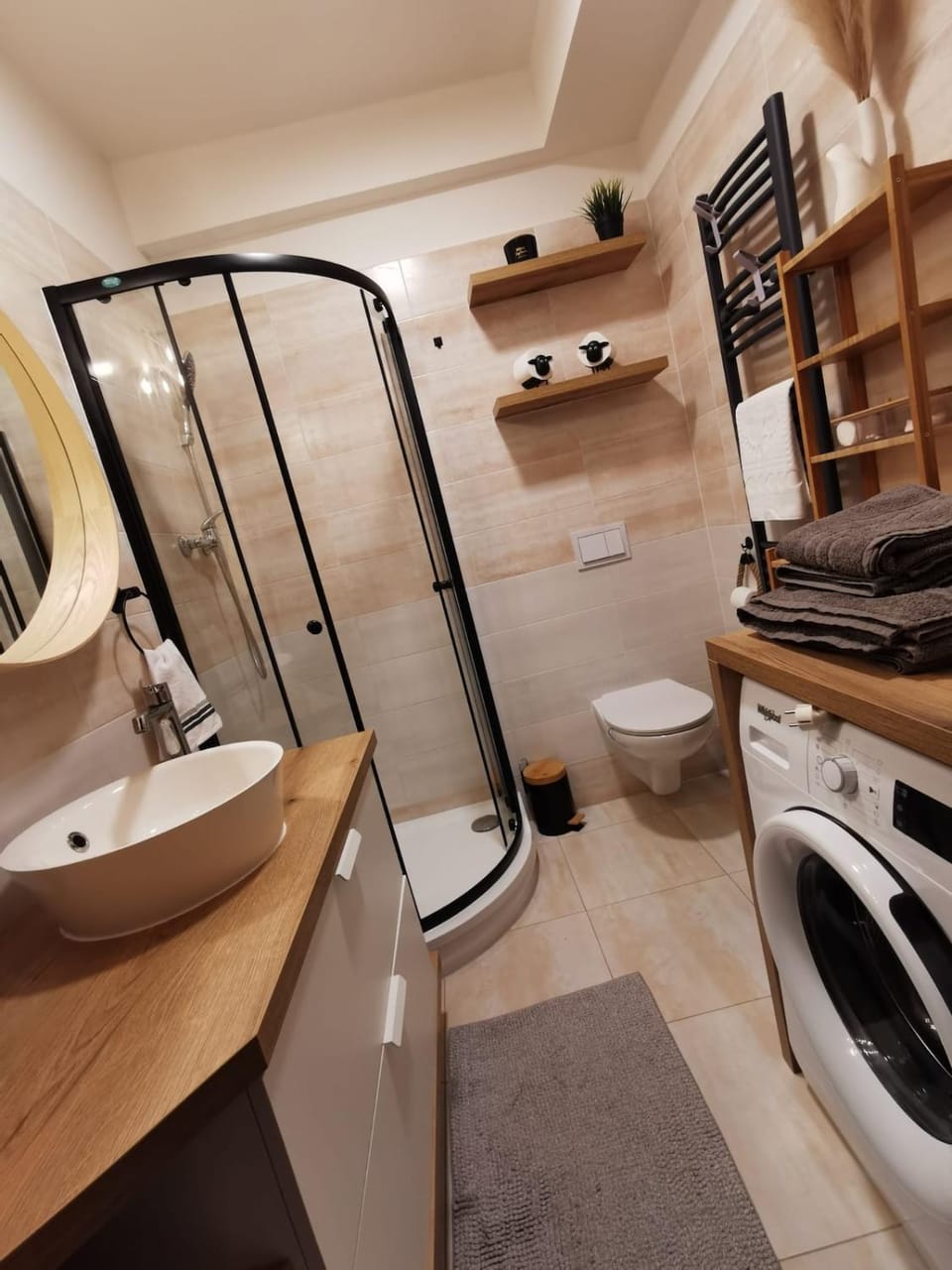 Shower, Toilet, Bathroom, towels, washing machine