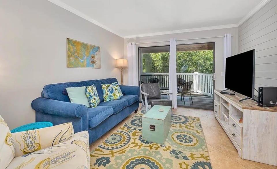 Coastal Condo with Partial Ocean View - Walk to East Beach - Pool & Grills House in Saint Simons Island
