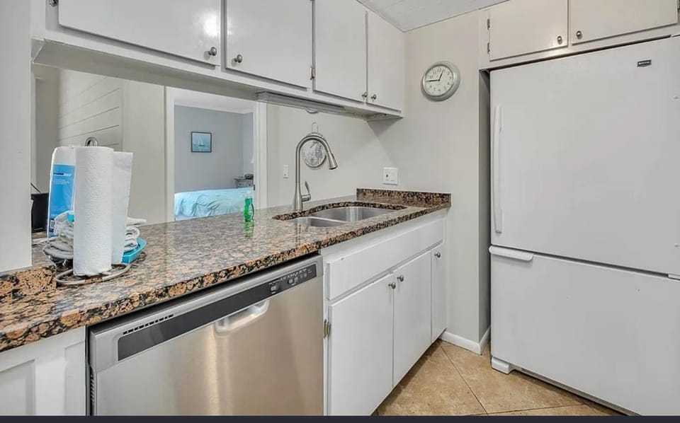 Coastal Condo with Partial Ocean View - Walk to East Beach - Pool & Grills House in Saint Simons Island