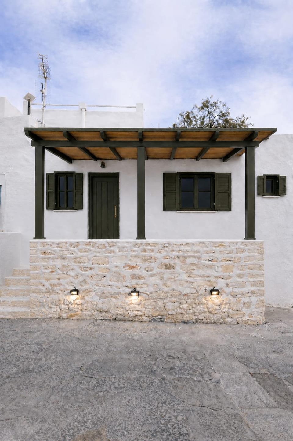 Facade/entrance, Balcony/Terrace