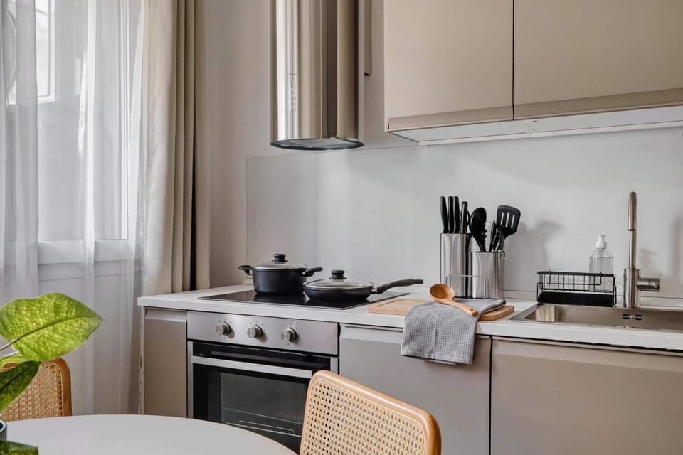 Coffee/tea facilities, Kitchen or kitchenette, Dining area, stove
