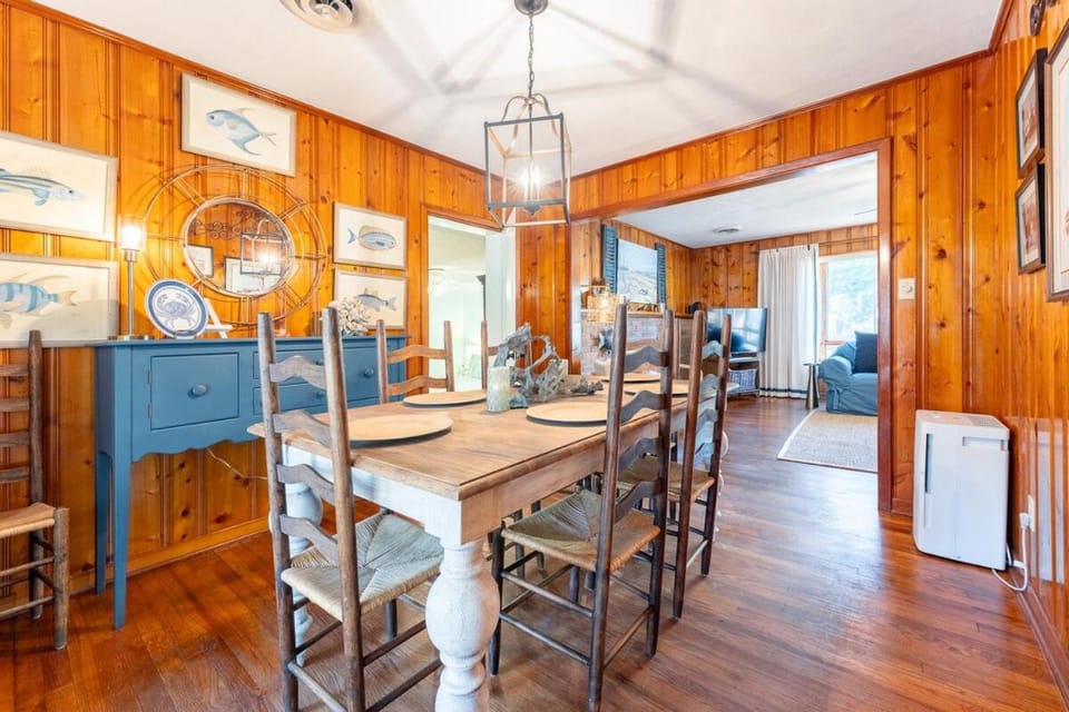 Family Tides - Pet-Friendly East Beach Cottage Near Gould House in Saint Simons Island