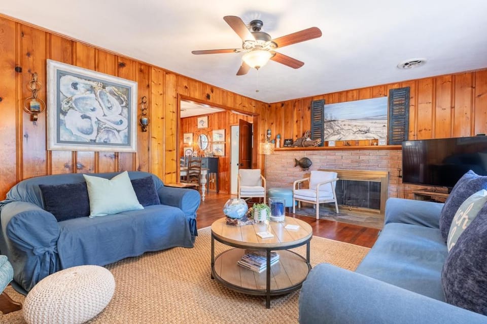 Family Tides - Pet-Friendly East Beach Cottage Near Gould House in Saint Simons Island