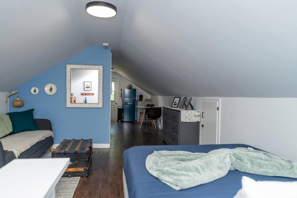 Modern Coastal Loft Balcony, BBQ & Ocean Nearby House in Nova Scotia