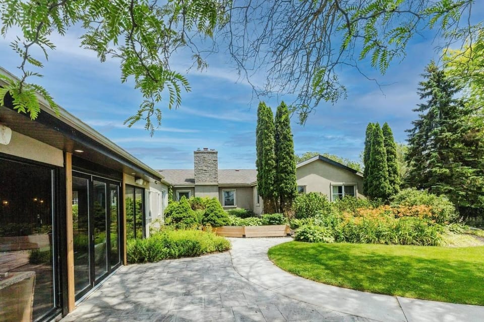 Private Riverfront Estate Pool • Hot Tub • BBQ House in Grand Island