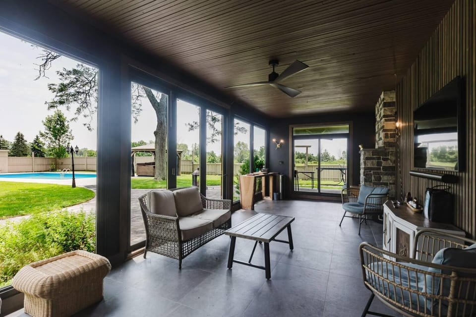 Private Riverfront Estate Pool • Hot Tub • BBQ House in Grand Island