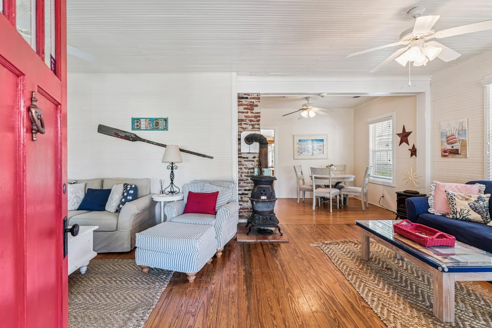 Red Top Cottage - Pet-Friendly St Simons Island Rental Near Beach & Village Villa in Saint Simons Island