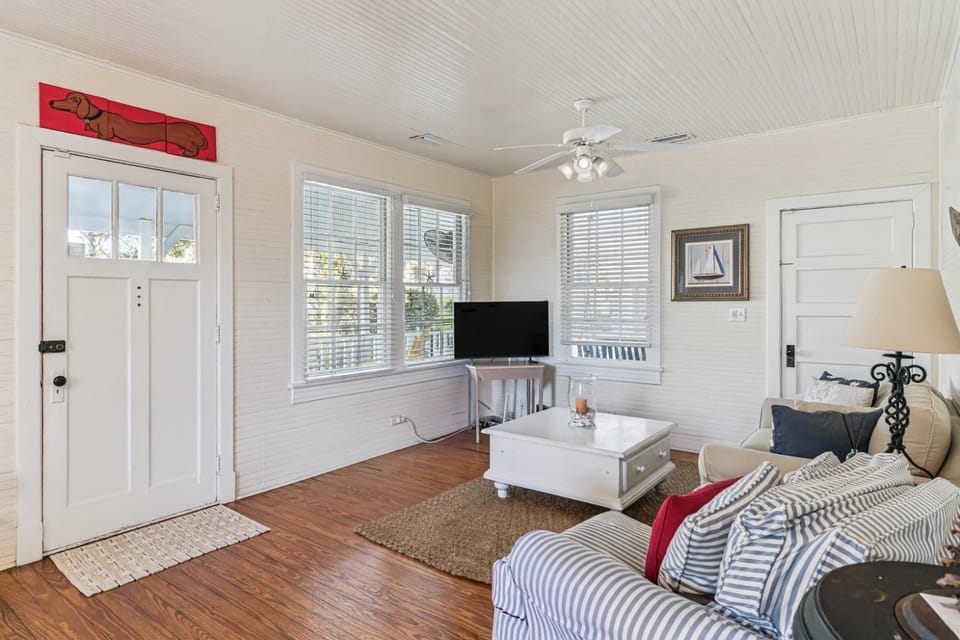 Red Top Cottage - Pet-Friendly St Simons Island Rental Near Beach & Village Villa in Saint Simons Island