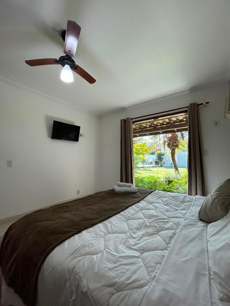 Bed, TV and multimedia, Photo of the whole room, Bedroom