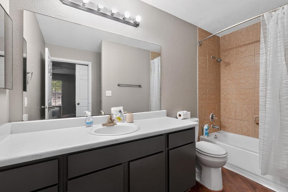 Comfortable Kingsgate 2BR Apartment in Beaumont