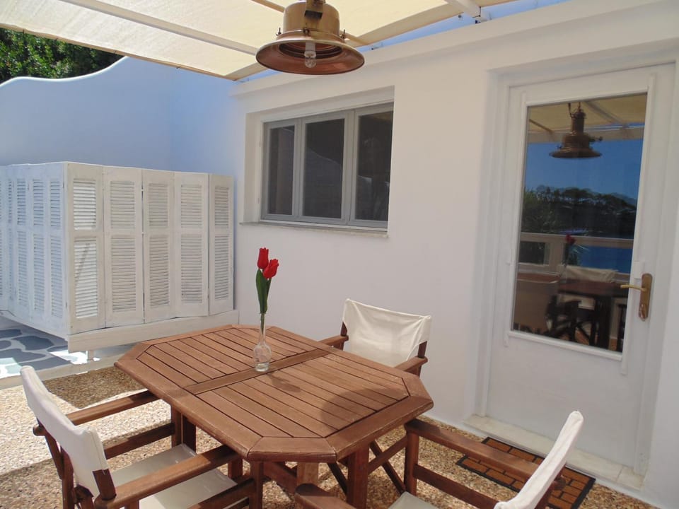 White House Apartment in Sporades, Greece