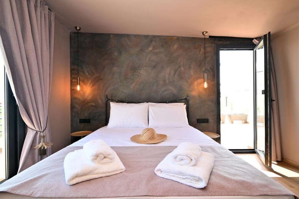 Bed, Bedroom, towels