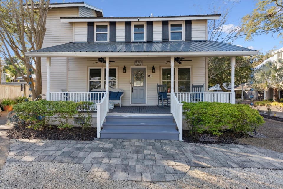 Seabreeze Cottage - Charming St Simons Island Beach Cottage Near Pier Village Villa in Saint Simons Island
