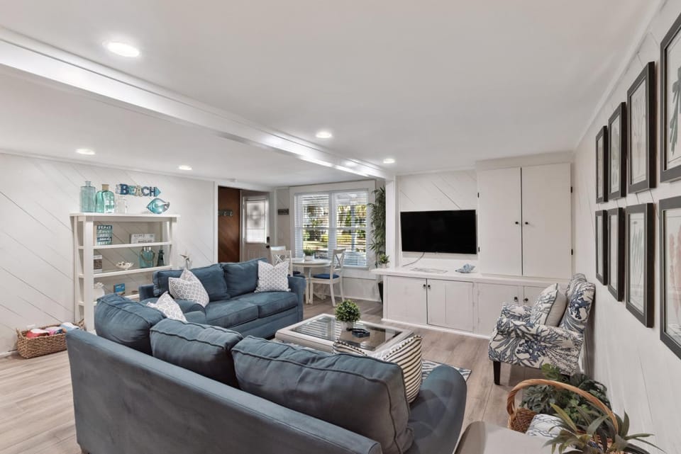 Seabreeze Cottage - Charming St Simons Island Beach Cottage Near Pier Village Villa in Saint Simons Island