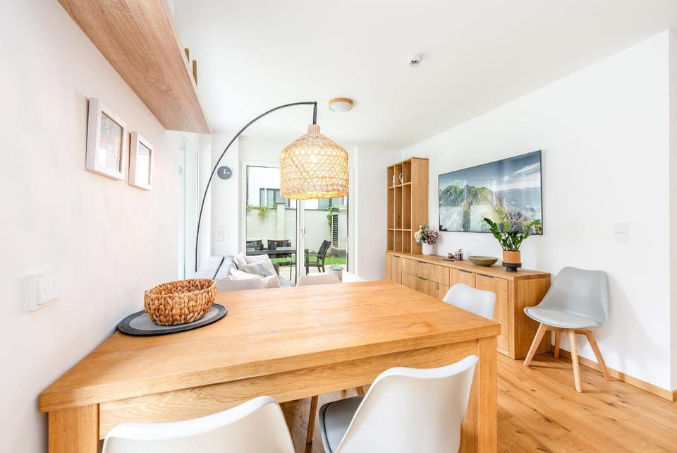 TV and multimedia, Living room, Seating area, Dining area