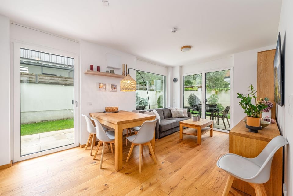 TV and multimedia, Kitchen or kitchenette, Living room, Seating area, Dining area