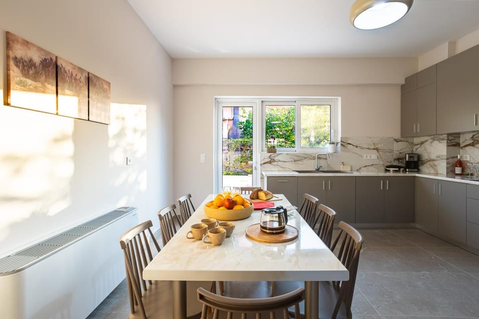 Kitchen or kitchenette, Food and drinks, Dining area, Food