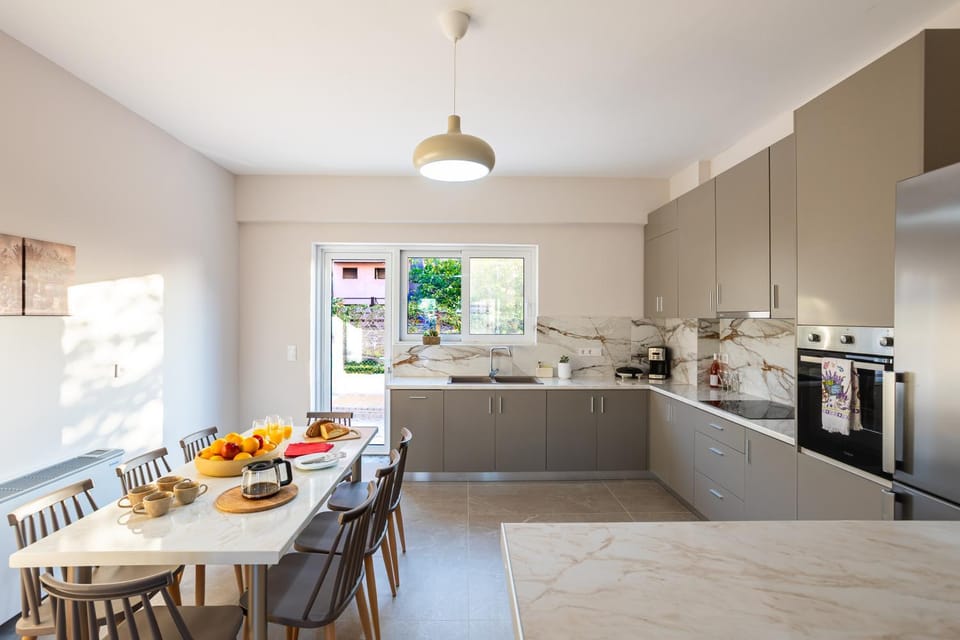 Kitchen or kitchenette, Dining area, Food, stove