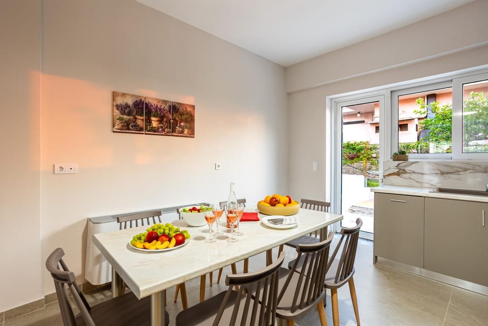 Kitchen or kitchenette, Living room, Dining area, Food