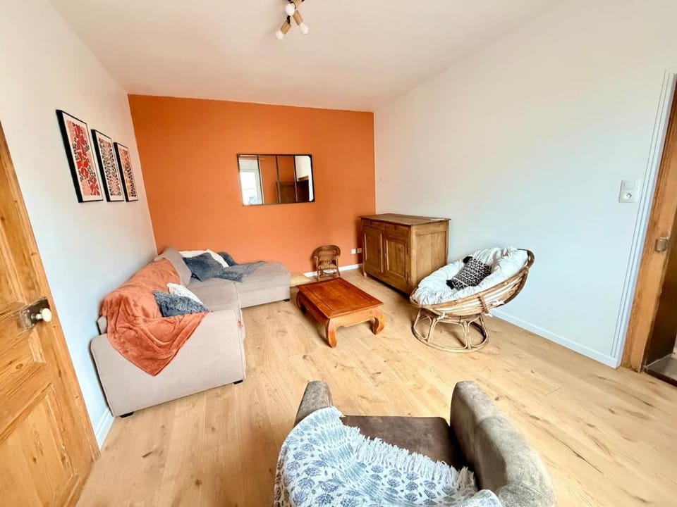 Living room, Photo of the whole room, Seating area