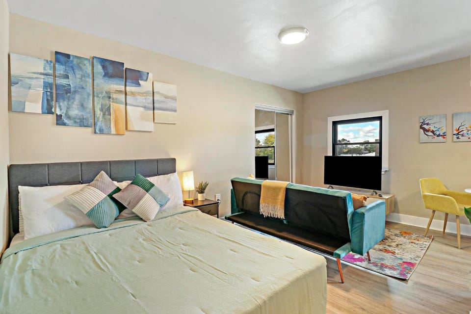 Bed, TV and multimedia, Seating area, Evening entertainment