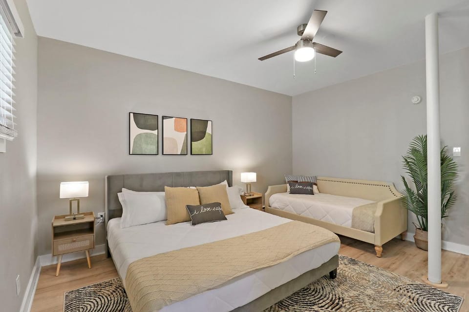 Bed, Photo of the whole room, Bedroom