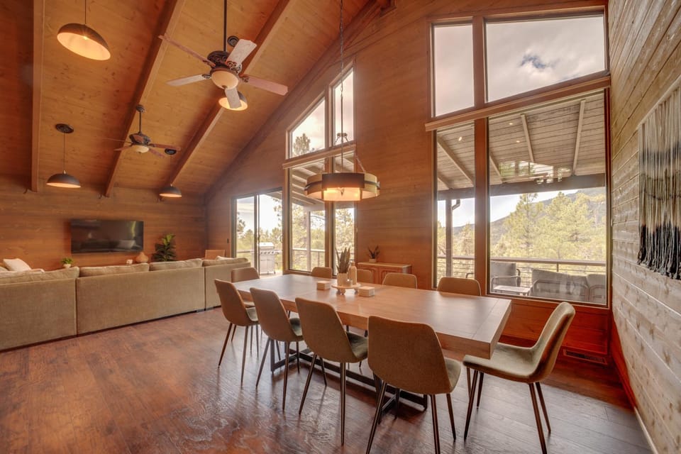 Sunset Views + Scenic Trails: Spacious Pine Escape House in Strawberry