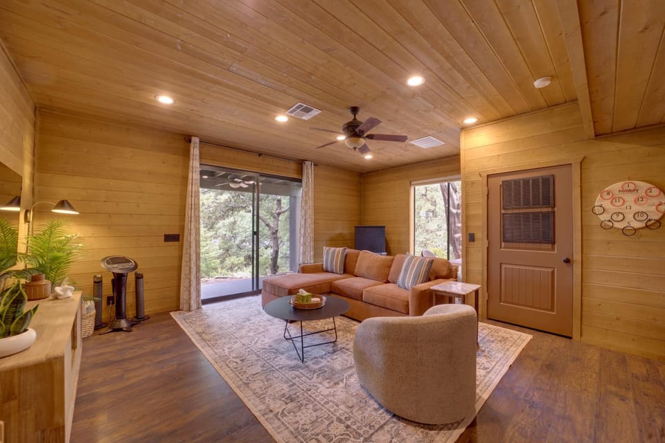 Sunset Views + Scenic Trails: Spacious Pine Escape House in Strawberry