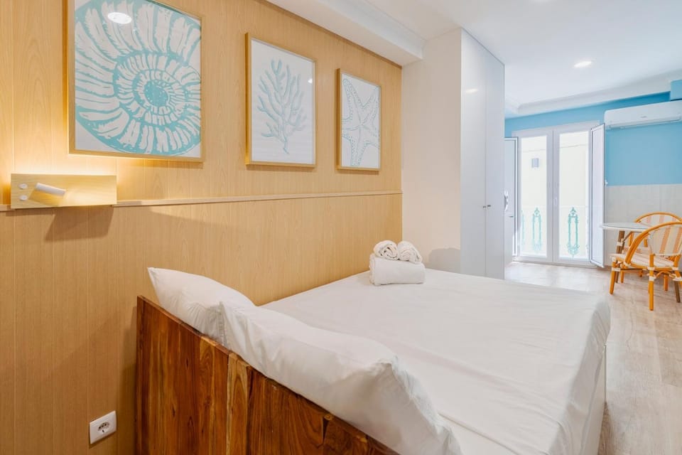 Bed, Photo of the whole room, Bedroom, towels, air conditioner