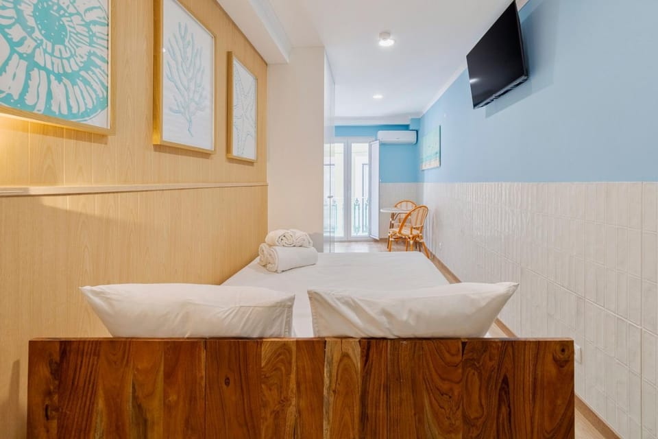 Bed, TV and multimedia, Photo of the whole room, Bedroom, towels, air conditioner