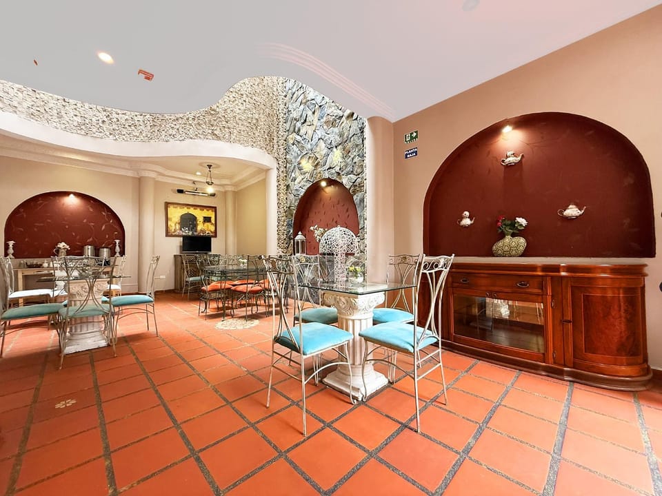 Restaurant/places to eat, Living room, Banquet/Function facilities, Seating area