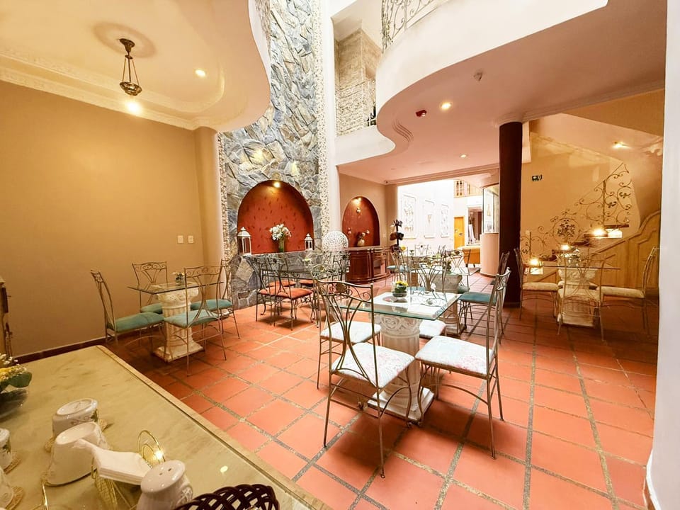 Restaurant/places to eat, Living room, Food and drinks, Banquet/Function facilities, Seating area, Dining area, Food