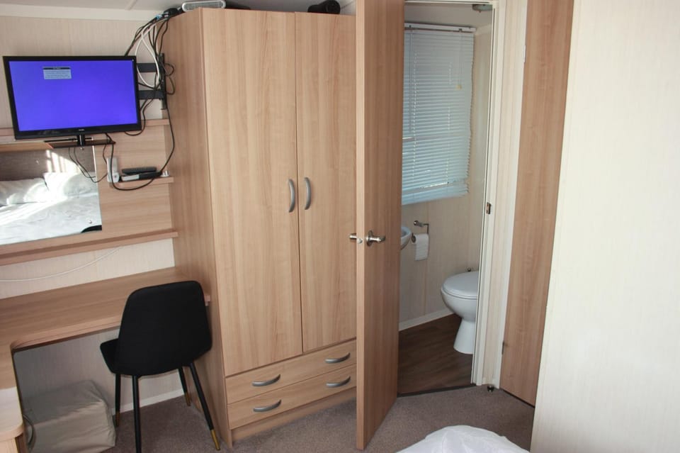 Toilet, Bathroom, wardrobe