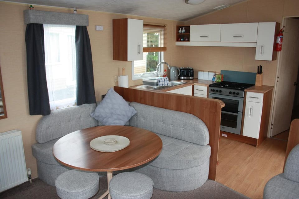 Kitchen or kitchenette, dishwasher, oven