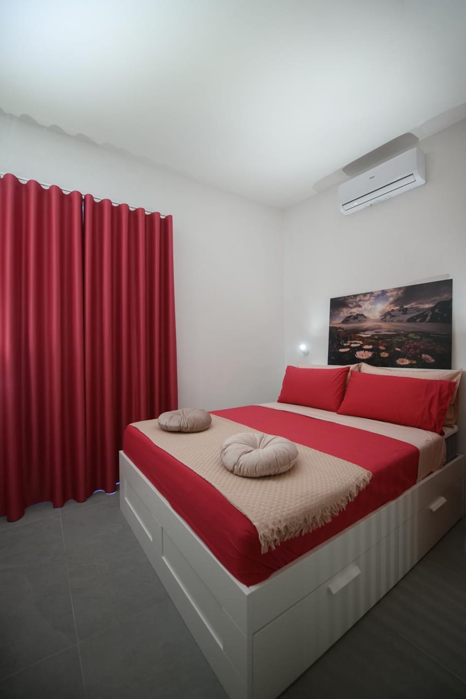 Bed, Photo of the whole room, Bedroom, air conditioner
