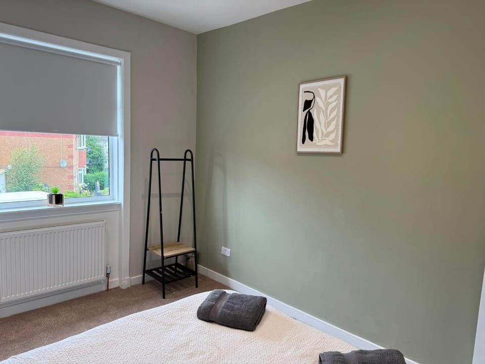 3BR Apt Near Ibrox and QEUH with Free Parking Apartment in Glasgow