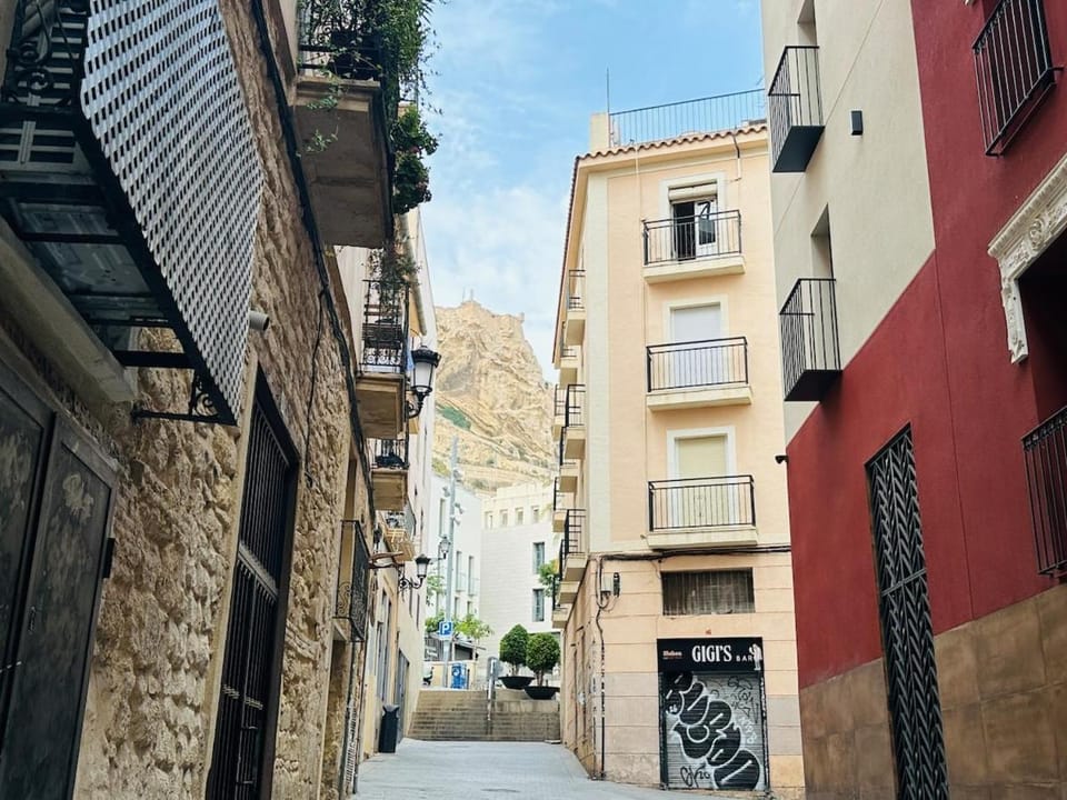Alicante City Centre, Old Town, Steps from Postiguet Beach Apartment in Alicante