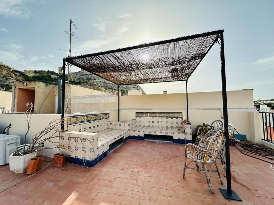 Alicante City Centre, Old Town, Steps from Postiguet Beach Apartment in Alicante