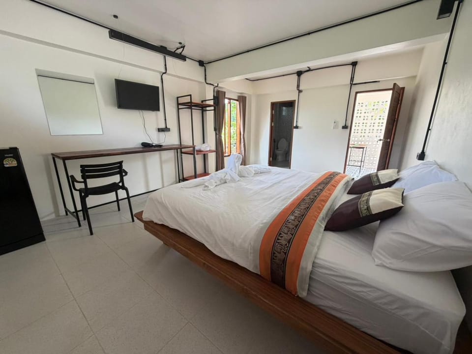 Bed, TV and multimedia, Photo of the whole room, Bedroom, air conditioner