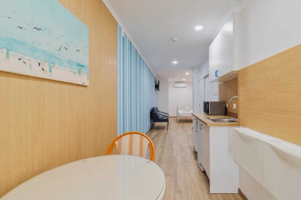 Kitchen or kitchenette, Dining area