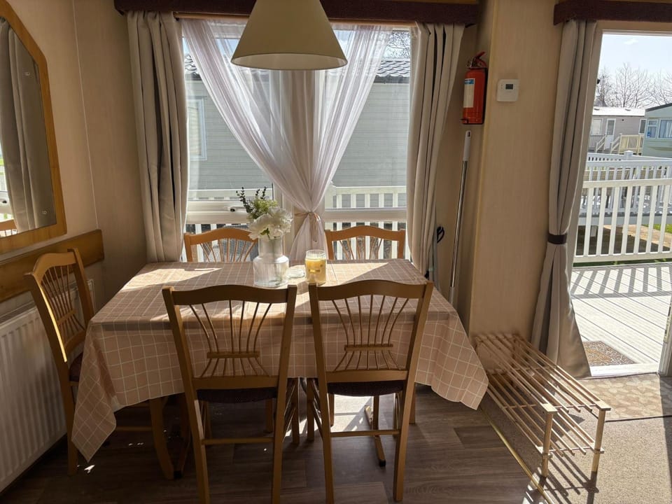 Patio, Balcony/Terrace, Living room, Seating area, Dining area