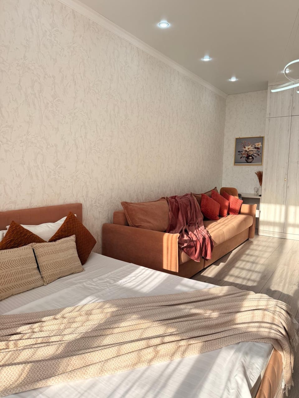 Bed, Living room, Photo of the whole room, Seating area, Bedroom