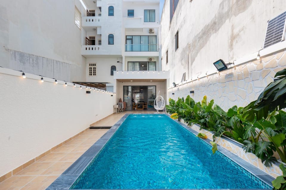 Property building, Day, Pool view, Swimming pool, sunbed