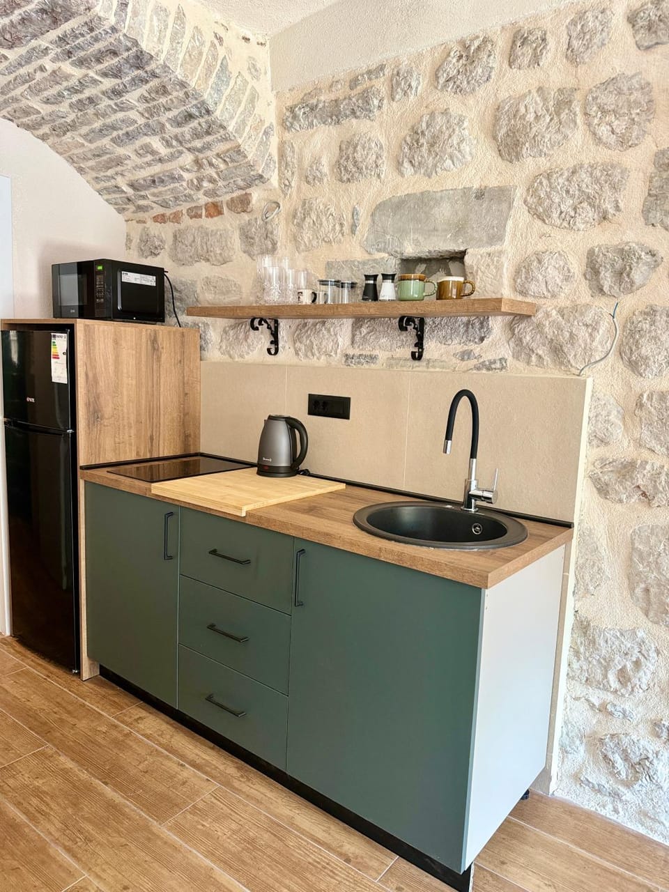 Coffee/tea facilities, Kitchen or kitchenette, microwave, stove