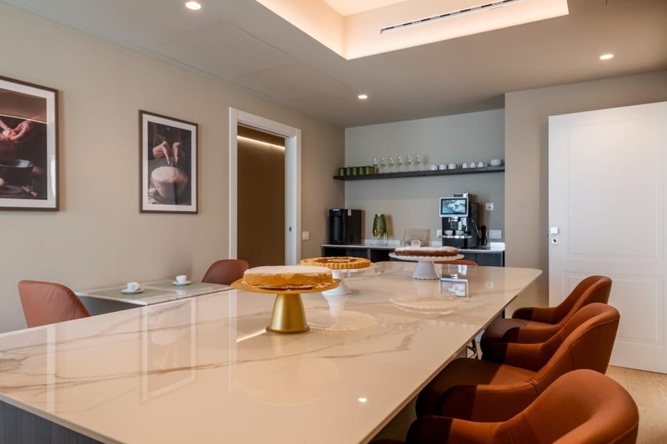 Communal lounge/ TV room, Coffee/tea facilities, Living room, Seating area, Dining area