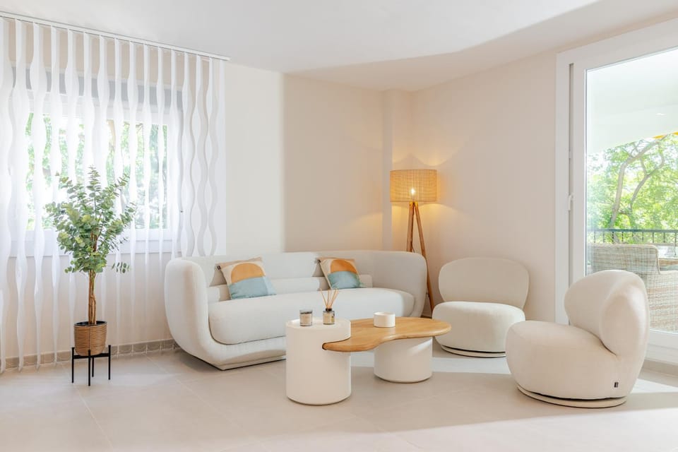 MARBELLA BANUS SUITES - Banús - Dama de Noche - Fully Renovated Designer 2BR - 2BA - Large Outdoor Terrace with Dining Area - Bright & Modern - Brand New Furniture & Appliances - S Pools - Ideal for Families Apartment in Marbella