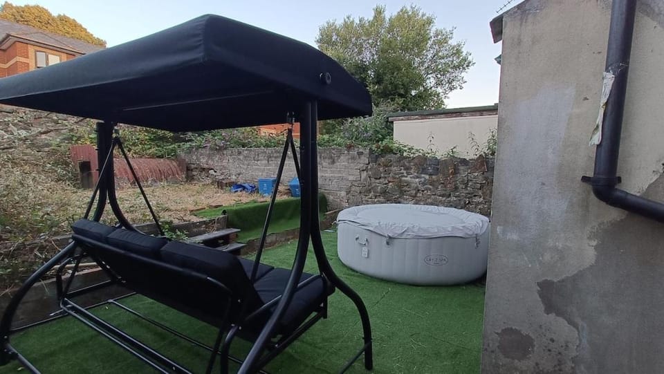 No1 Central Hot Tub & Pool Table - Sleeps 20 Apartment in Cardiff