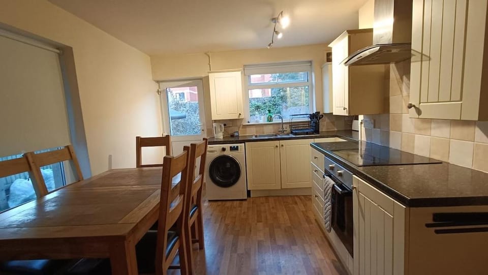 No1 Central Hot Tub & Pool Table - Sleeps 20 Apartment in Cardiff