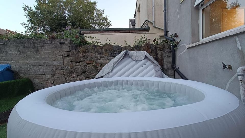 No1 Central Hot Tub & Pool Table - Sleeps 20 Apartment in Cardiff