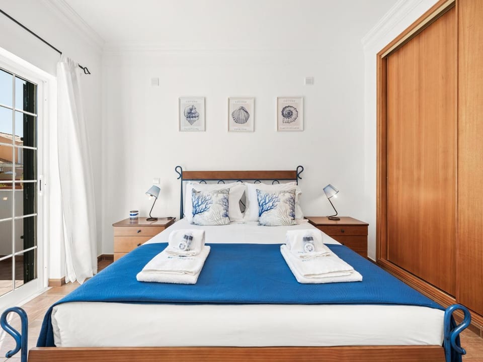 Bed, Bedroom, towels, wardrobe